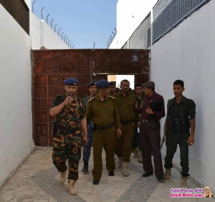 «واصفا لها بالخطوة المهمة والايجابية» مدير عام شرطة محافظة تعز في زيارة له مع وفد المفوضية السامية الى مبنى السجن المركزي