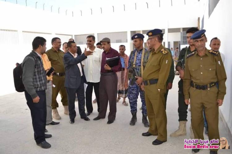 «واصفا لها بالخطوة المهمة والايجابية» مدير عام شرطة محافظة تعز في زيارة له مع وفد المفوضية السامية الى مبنى السجن المركزي