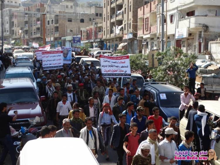 صوروبيان لمسيرة حاشدة في تشييع الشهيد عبدالهادي تطالب بمحاكمة عادلة للقتلة وفق القانون