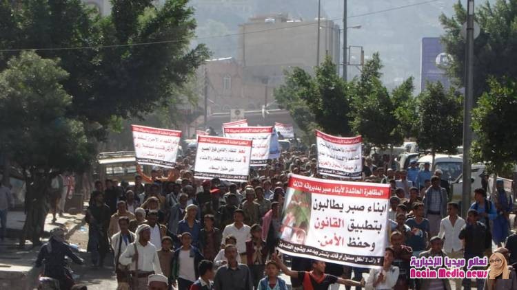 صوروبيان لمسيرة حاشدة في تشييع الشهيد عبدالهادي تطالب بمحاكمة عادلة للقتلة وفق القانون