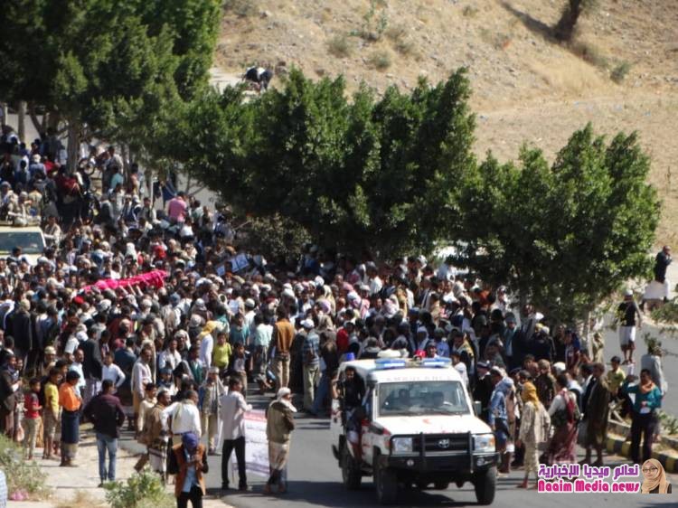 صوروبيان لمسيرة حاشدة في تشييع الشهيد عبدالهادي تطالب بمحاكمة عادلة للقتلة وفق القانون