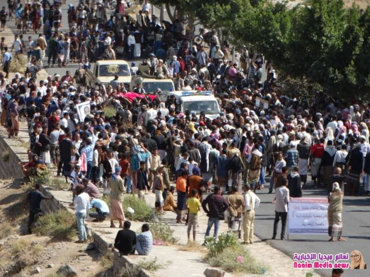 صوروبيان لمسيرة حاشدة في تشييع الشهيد عبدالهادي تطالب بمحاكمة عادلة للقتلة وفق القانون