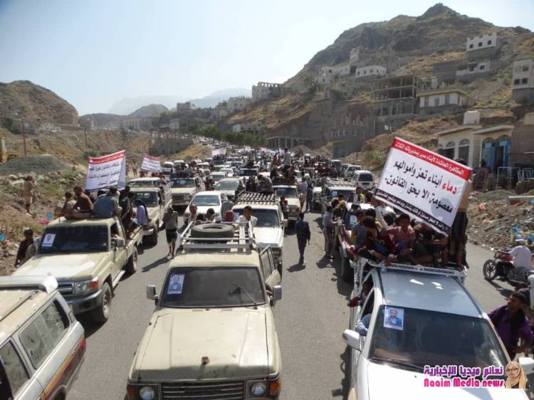 صوروبيان لمسيرة حاشدة في تشييع الشهيد عبدالهادي تطالب بمحاكمة عادلة للقتلة وفق القانون