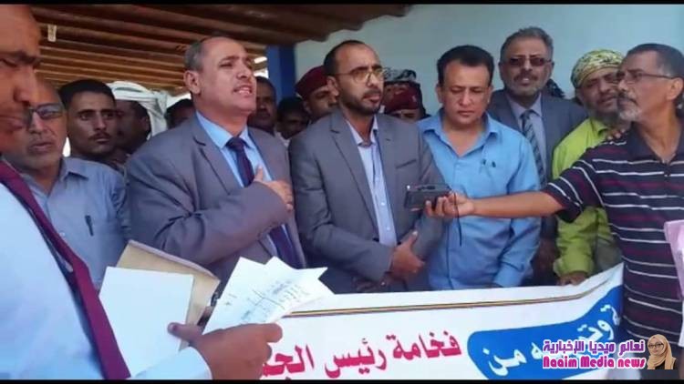  وزير الثروة السمكية ووكيل أول محافظة تعز يدشنان توزيع قوارب للصيادين بمديرية ذوباب