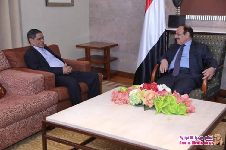 نائب الرئيس  علي محسن صالح يستمع من محافظ محافظة حضرموت