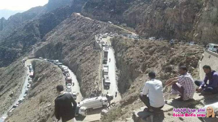 شاحنة تتسبب بقطع الشريان الوحيد الرابط بين محافظتي تعز وعدن "صورة"