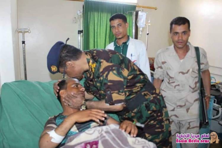 مدير عام شرطة تعز يطمئن على صحة الجندي زعيم على ناجي