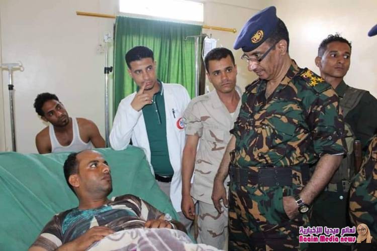 مدير عام شرطة تعز يطمئن على صحة الجندي زعيم على ناجي
