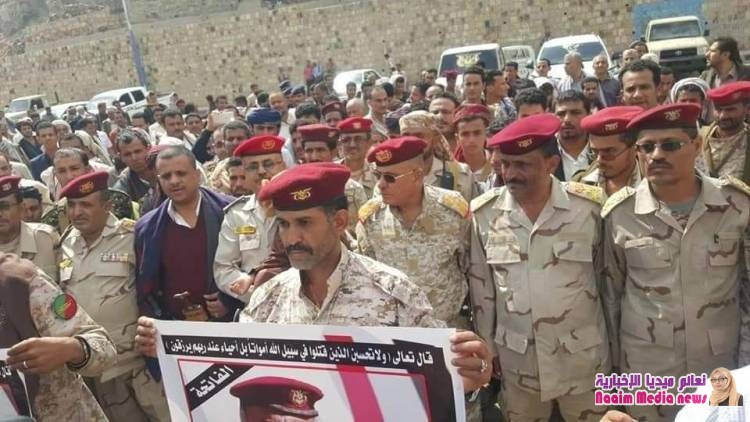 جنازه رسمية ومهيبة لجثمان الشهيد طاهر الشرعبي في تعز 