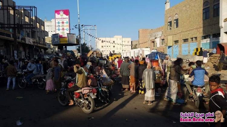 بائعي سوق الجملة والخضرة ينقلون السوق إلى أمام مقر مبنى محافظة تعز
