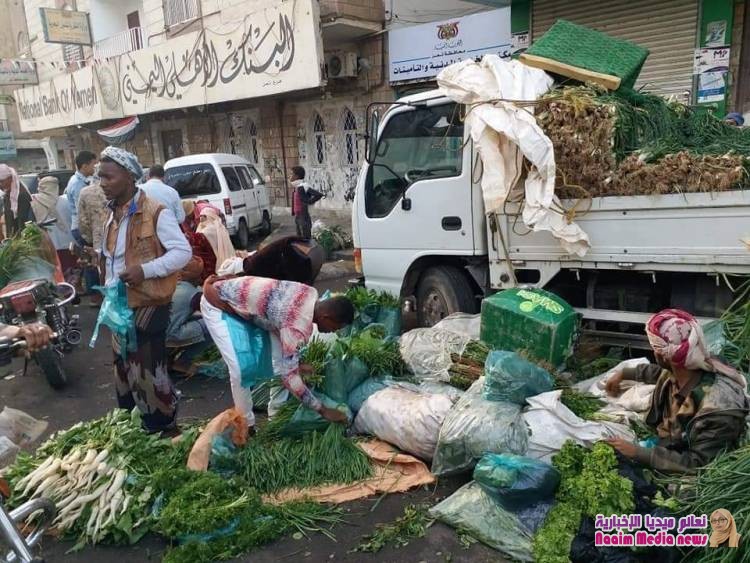 بائعي سوق الجملة والخضرة ينقلون السوق إلى أمام مقر مبنى محافظة تعز