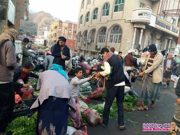 بائعي سوق الجملة والخضرة ينقلون السوق إلى أمام مقر مبنى محافظة تعز