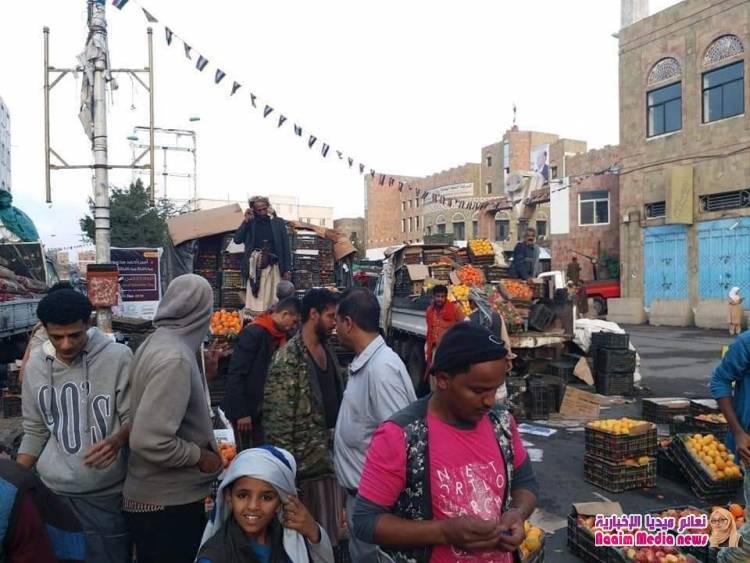 بائعي سوق الجملة والخضرة ينقلون السوق إلى أمام مقر مبنى محافظة تعز