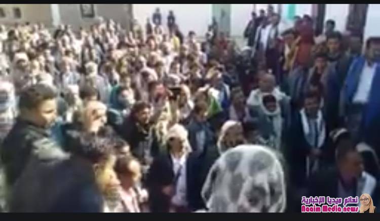 حتشد أبناء المخلاف في ساحة مدرسة بني عون شرعب السلام رافضين مرور اطقم وعربات الحوثيين في مناطقهم