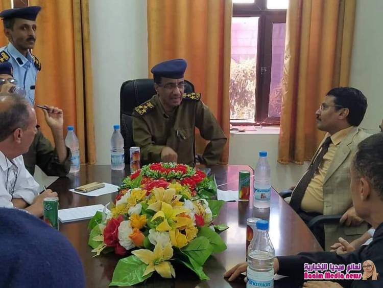 مدير عام شرطة محافظة تعز يطلع على سير العمل في مصلحة الهجرة والجوازات الجنسية بالمحافظة