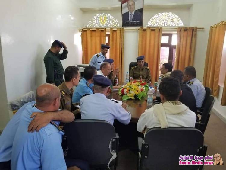 مدير عام شرطة محافظة تعز يطلع على سير العمل في مصلحة الهجرة والجوازات الجنسية بالمحافظة