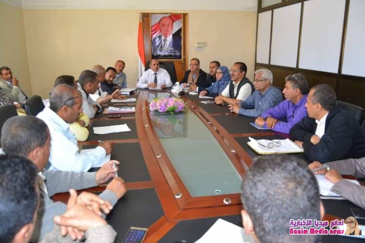 وكيل أول محافظة تعز يناقش تحسين الايرادت ومنع الازدواجية في الإختصاصات
