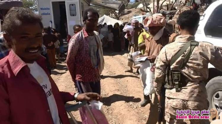 الوكيل عون يدشن العمل بالعيادة الطبية المتنقلة في مخيمات النازحين  