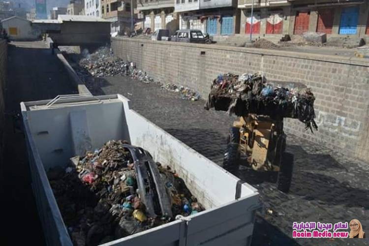 مشروع النظافة بتعز يدشن حملة رفع المخلفات من الجسور وعبارات السيول 