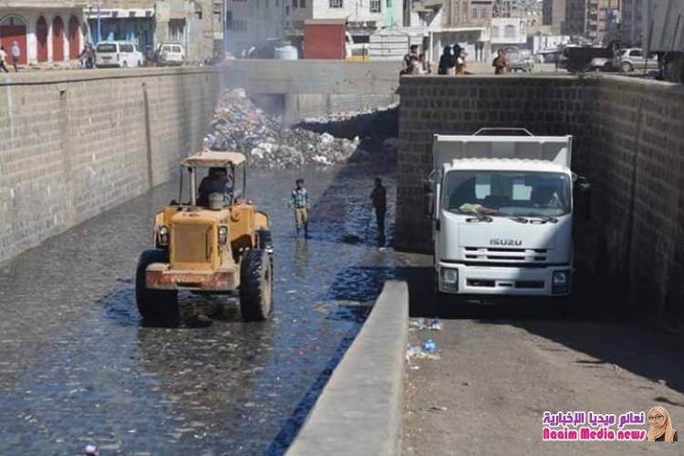 مشروع النظافة بتعز يدشن حملة رفع المخلفات من الجسور وعبارات السيول 