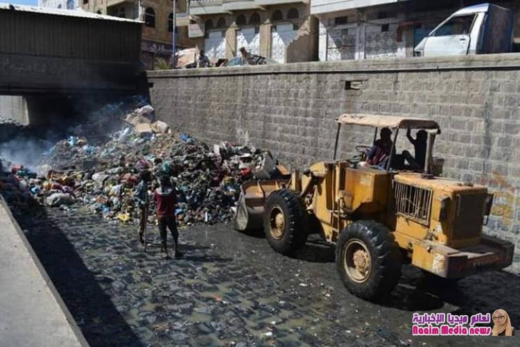 مشروع النظافة بتعز يدشن حملة رفع المخلفات من الجسور وعبارات السيول 