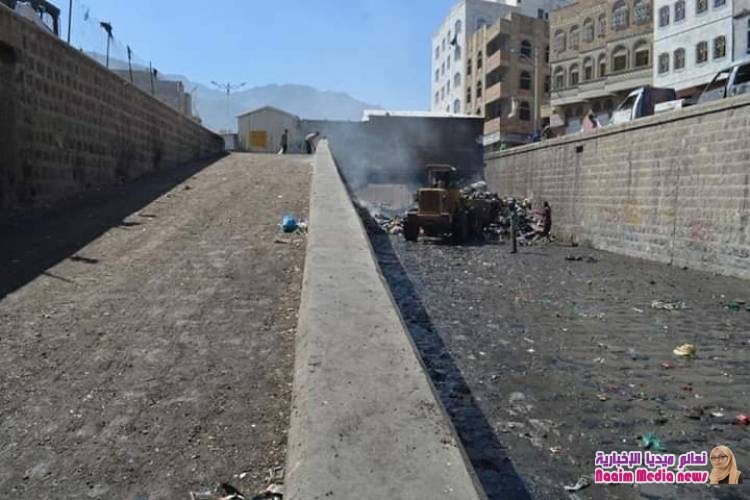 مشروع النظافة بتعز يدشن حملة رفع المخلفات من الجسور وعبارات السيول 