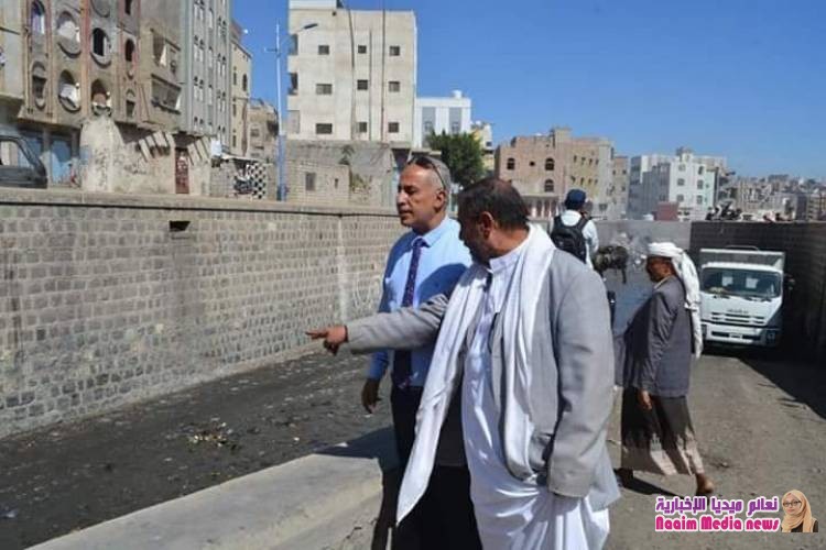 مشروع النظافة بتعز يدشن حملة رفع المخلفات من الجسور وعبارات السيول 