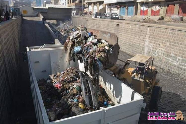 مشروع النظافة بتعز يدشن حملة رفع المخلفات من الجسور وعبارات السيول 