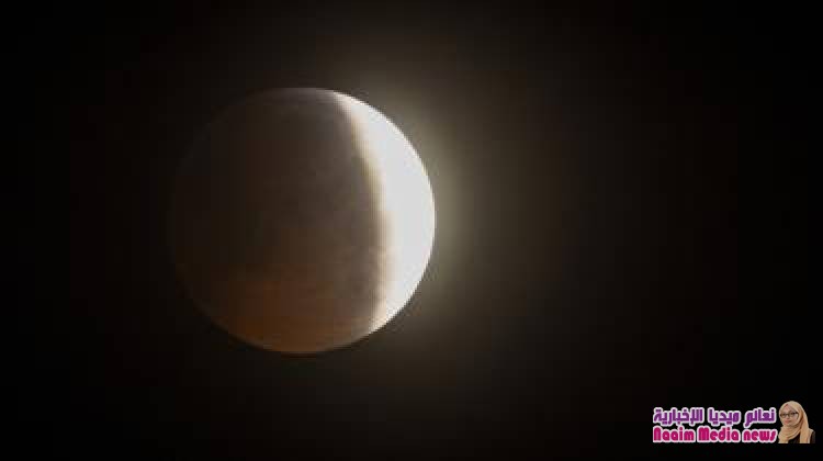 في صور: "قمر الذئب الدموي العملاق"