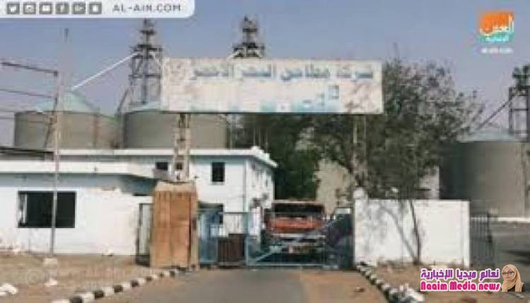 قذيفة "هاون" حوثية تتسبب في اندلاع حريق هائل بصوامع مطاحن البحر الاحمر بالحديدة