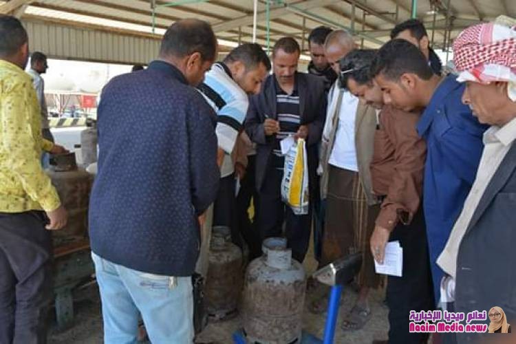 نزول ميداني لمكتب الصناعة والتجارة إلى مديرية المعافر لمراقبة أسعار المواد الغذائية ومحطات الغاز 