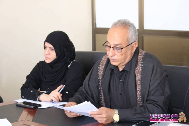 الوكيل المخلافي  يترأس اجتماعاً موسعاً بقيادة وموظفي صندوق النظافة والتحسين