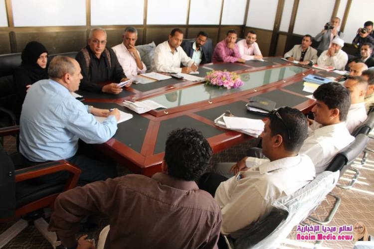 الوكيل المخلافي  يترأس اجتماعاً موسعاً بقيادة وموظفي صندوق النظافة والتحسين