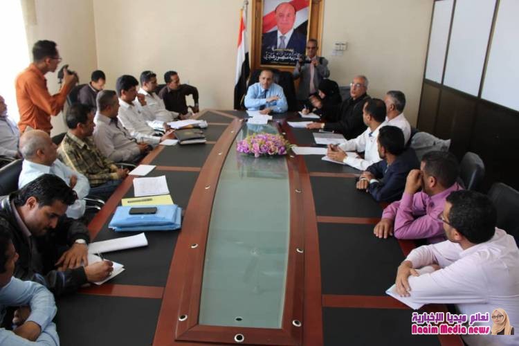الوكيل المخلافي  يترأس اجتماعاً موسعاً بقيادة وموظفي صندوق النظافة والتحسين