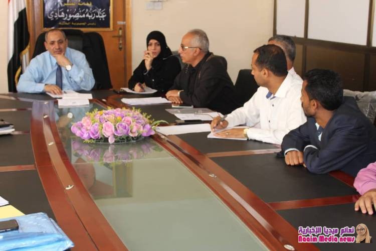 الوكيل المخلافي  يترأس اجتماعاً موسعاً بقيادة وموظفي صندوق النظافة والتحسين