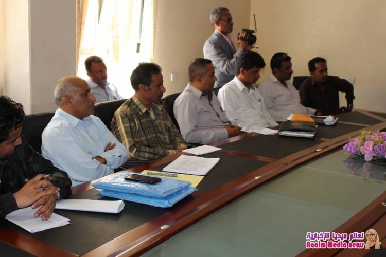الوكيل المخلافي  يترأس اجتماعاً موسعاً بقيادة وموظفي صندوق النظافة والتحسين