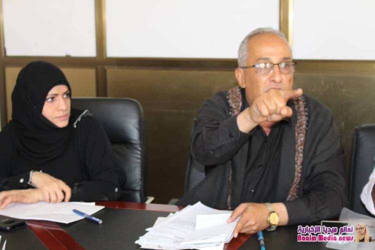 الوكيل المخلافي  يترأس اجتماعاً موسعاً بقيادة وموظفي صندوق النظافة والتحسين