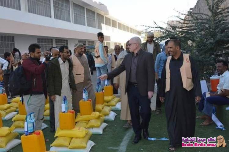 الوكيل الأكحلي يدشن توزيع 2550 سلة غذائية مقدمة من الهيئة الإغاثية الهولندية للنازحين