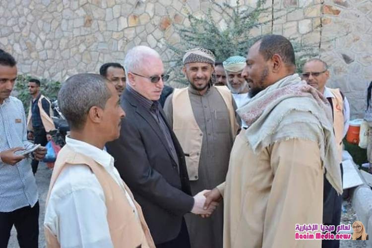 الوكيل الأكحلي يدشن توزيع 2550 سلة غذائية مقدمة من الهيئة الإغاثية الهولندية للنازحين