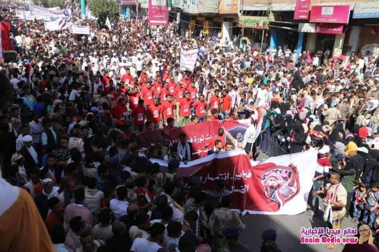 الآلاف يحتشدون وسط مدينة تعز في كرنفال شعبي؛ احتفاءا بالذكرى الثامنة لثورة فبراير
