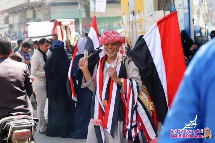 الآلاف يحتشدون وسط مدينة تعز في كرنفال شعبي؛ احتفاءا بالذكرى الثامنة لثورة فبراير