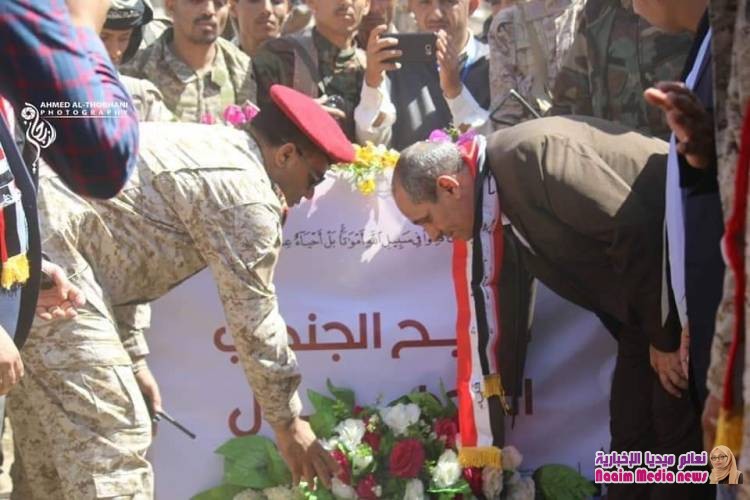 وكيل أول المحافظة وقائد المحور والوفد الحكومي يزورون مقبرة الشهداء ويضعون أكليل من الزهور 