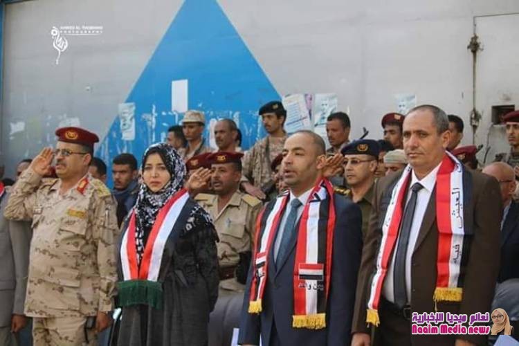 وكيل أول المحافظة وقائد المحور والوفد الحكومي يزورون مقبرة الشهداء ويضعون أكليل من الزهور 