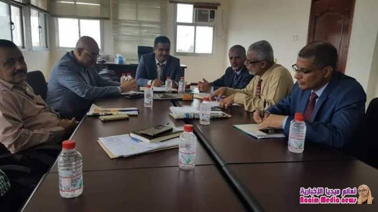 محافظ محافظة تعز ، يلتقي وزير الكهرباء في العاصمة المؤقتة عدن ، ويناقش معه إعادة تشغيل الكهرباء في المحافظة 