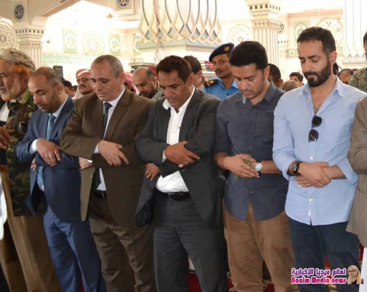 جنازة مهيبة لجثمان الفقيد عبدالملك سعيد ، يتقدمها وكيل أول محافظة تعز 