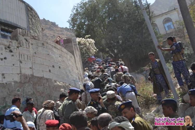 جنازة مهيبة لجثمان الفقيد عبدالملك سعيد ، يتقدمها وكيل أول محافظة تعز 