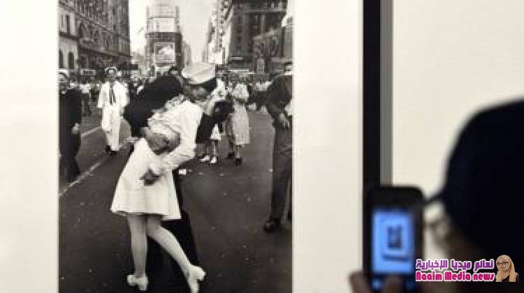 وفاة صاحب أشهر قبلة في ميدان التايمز عن 95 عاما