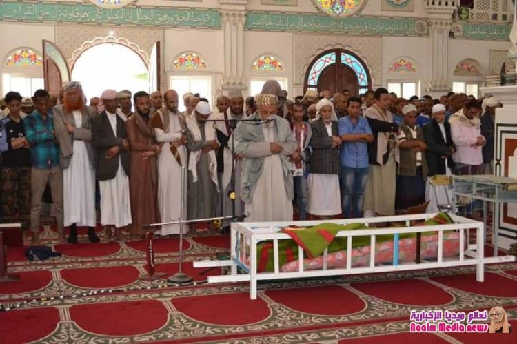 في موكب جنائزي مهيب إدارة عام شرطة محافظة تعزمع جموع المواطنين تشيع أحد أفراد الأمن  ...