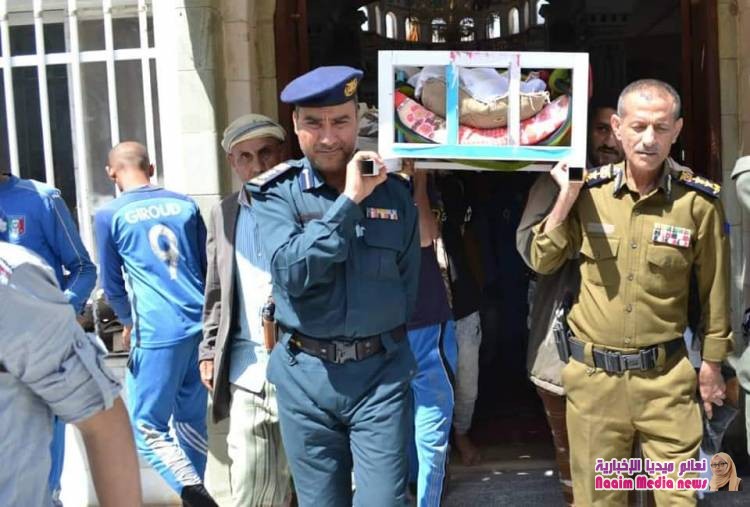 في موكب جنائزي مهيب إدارة عام شرطة محافظة تعزمع جموع المواطنين تشيع أحد أفراد الأمن  ...