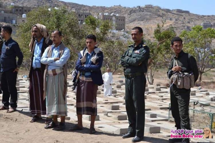 في موكب جنائزي مهيب إدارة عام شرطة محافظة تعزمع جموع المواطنين تشيع أحد أفراد الأمن  ...